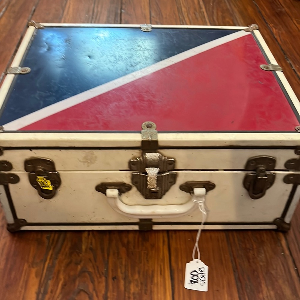 Walking Dead show vintage roller skates, w vintage case. Comes w authentication